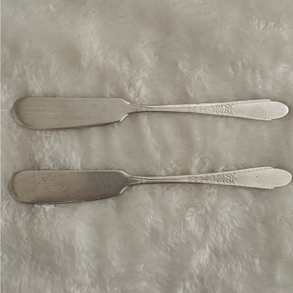 WM Roger’s & Son AA Gardenia Vintage Butter Knives Set of 2